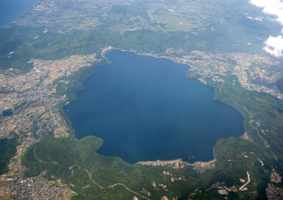 池田湖を上空から望む