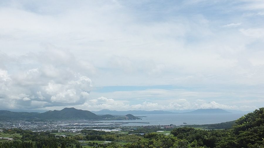 耳取峠展望所から望む枕崎の市街と港、東シナ海の眺め