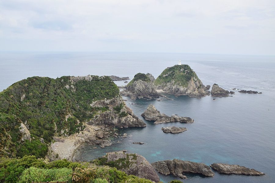 断崖の上から望む佐多岬灯台