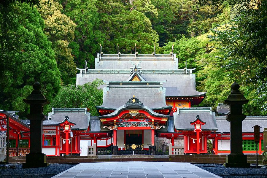 霧島神宮の本殿正面